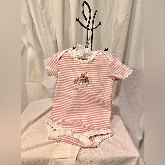 Mini Boden Bunny stripped pink onesies 9-12 month. LIKE NEW CONDITION - Picture 2 of 3